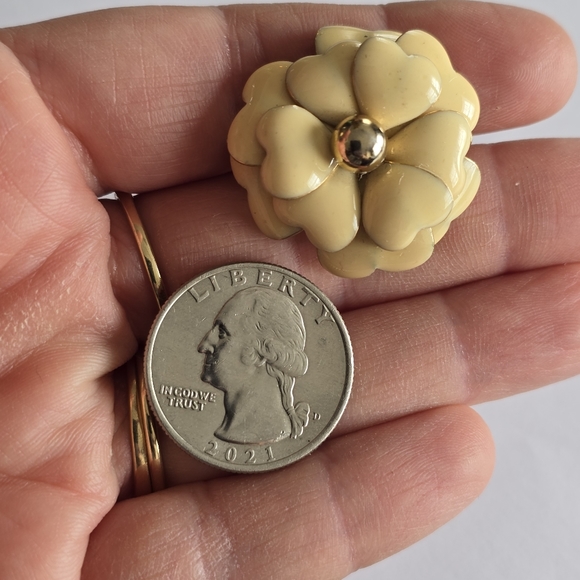 Vintage brooch flower cream colored enamel Gold tone floral pin - Picture 7 of 9
